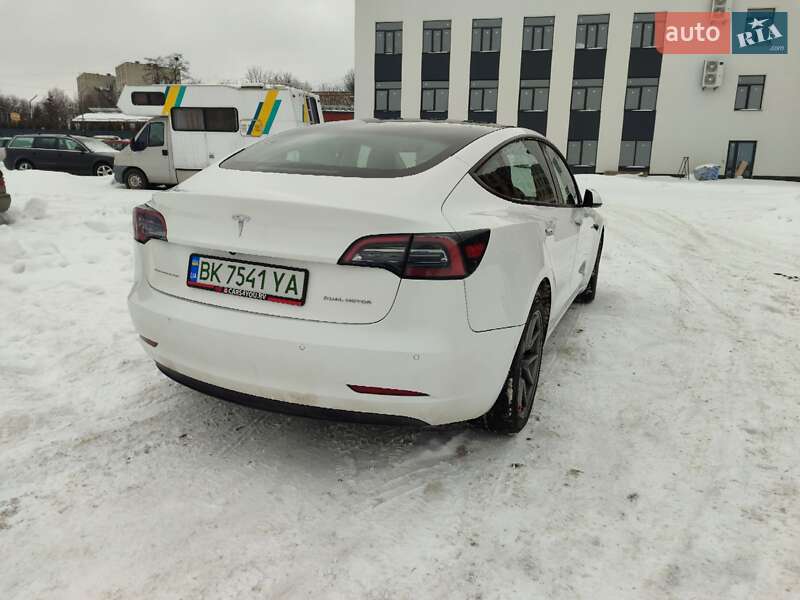 Седан Tesla Model 3 2022 в Ровно