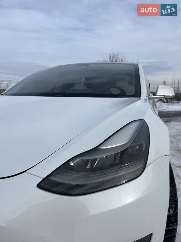 Седан Tesla Model 3 2020 в Львове