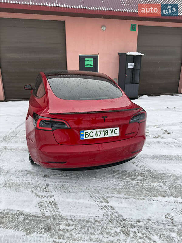 Седан Tesla Model 3 2022 в Бродах