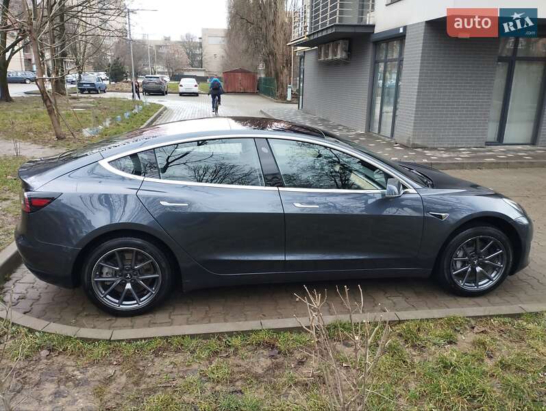 Седан Tesla Model 3 2018 в Ужгороді