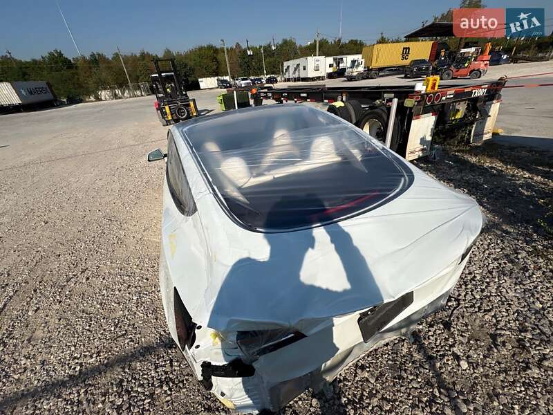 Седан Tesla Model 3 2023 в Києві