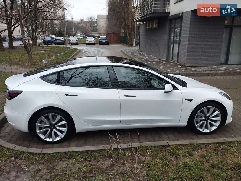 Седан Tesla Model 3 2022 в Ужгороді
