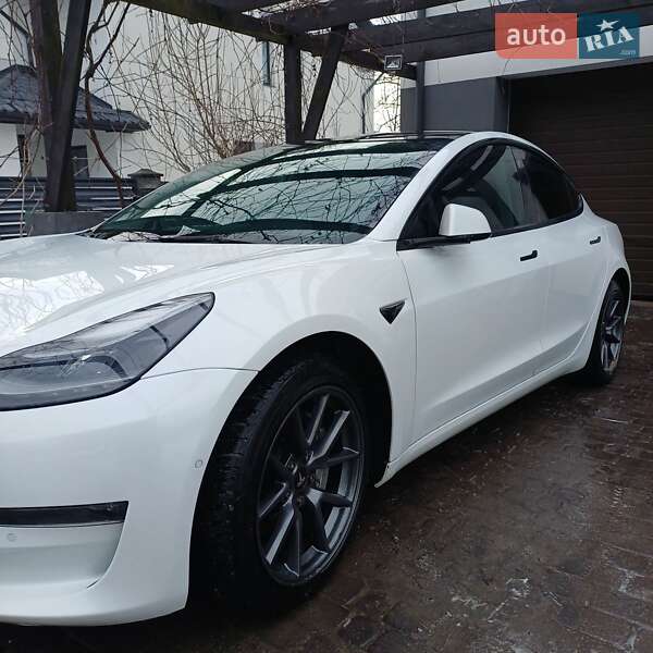 Седан Tesla Model 3 2021 в Остроге