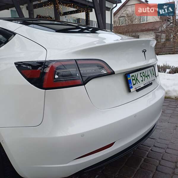 Седан Tesla Model 3 2021 в Острозі