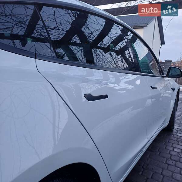 Седан Tesla Model 3 2021 в Остроге
