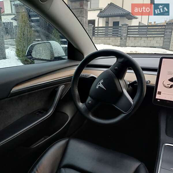 Седан Tesla Model 3 2021 в Остроге