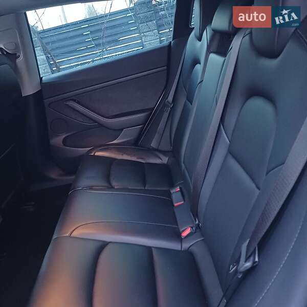 Седан Tesla Model 3 2021 в Остроге