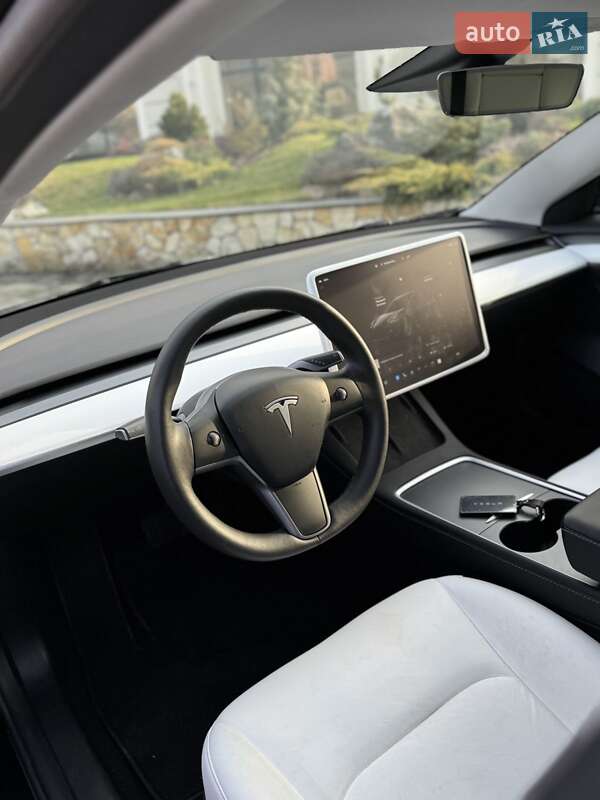 Седан Tesla Model 3 2023 в Хусті