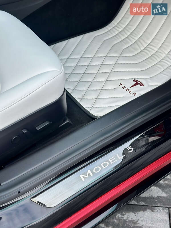 Седан Tesla Model 3 2019 в Львове