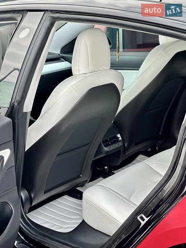 Седан Tesla Model 3 2019 в Львове