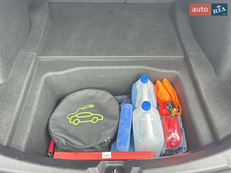 Седан Tesla Model 3 2019 в Львове