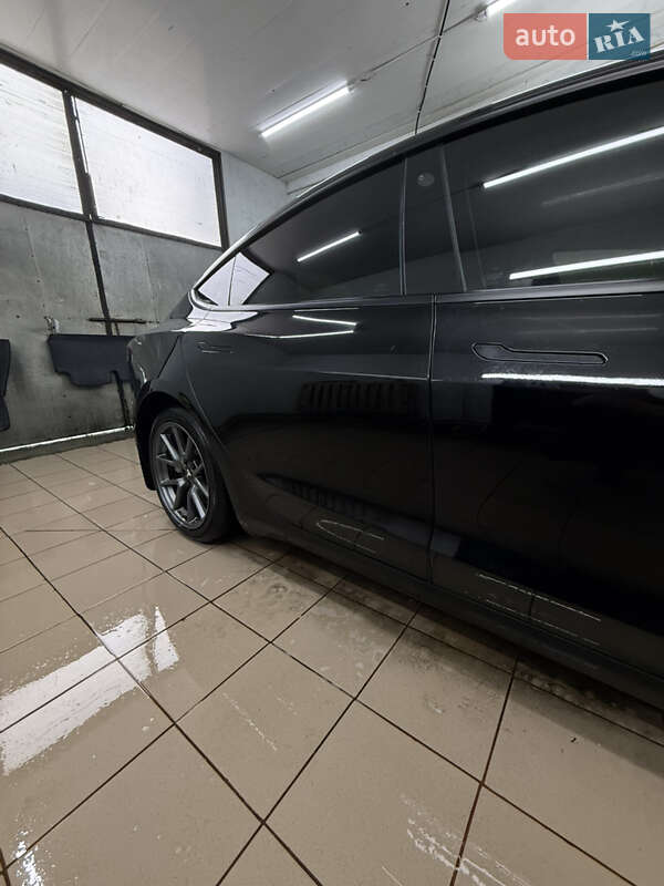 Седан Tesla Model 3 2021 в Чернігові