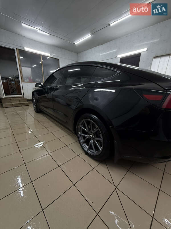 Седан Tesla Model 3 2021 в Чернігові