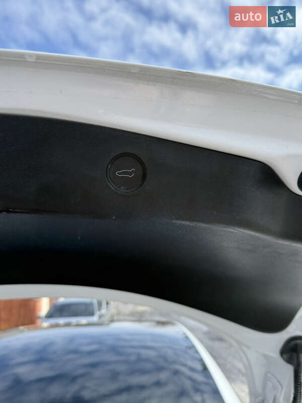 Седан Tesla Model 3 2021 в Львове