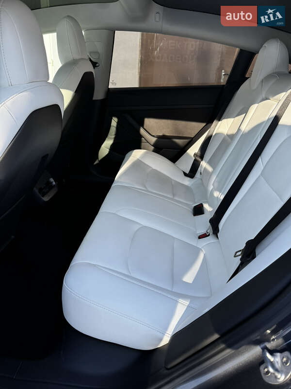Седан Tesla Model 3 2022 в Киеве