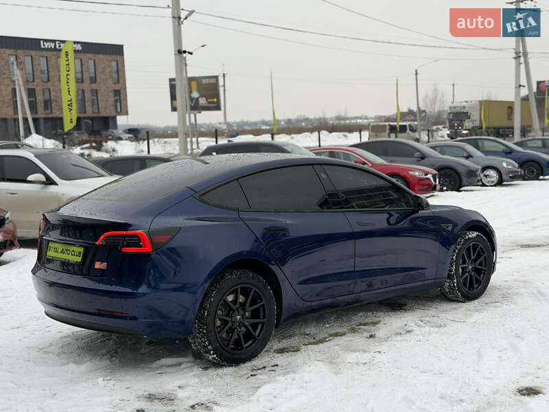 Седан Tesla Model 3 2023 в Львове