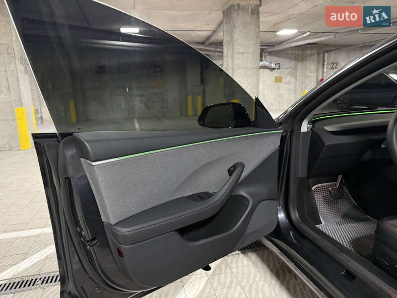 Седан Tesla Model 3 2025 в Тернополе