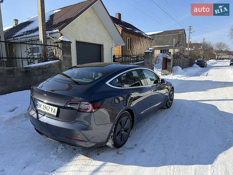 Седан Tesla Model 3 2019 в Ровно
