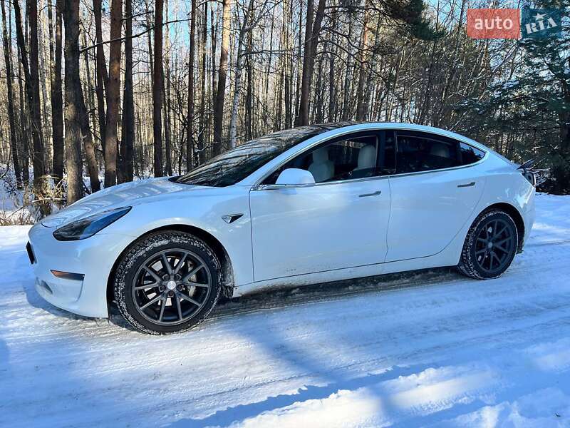 Седан Tesla Model 3 2019 в Остроге