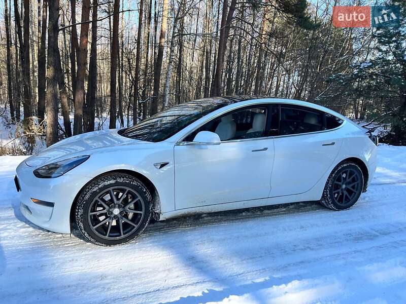 Седан Tesla Model 3 2019 в Остроге