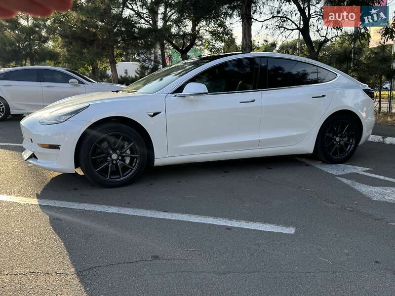 Седан Tesla Model 3 2018 в Одесі