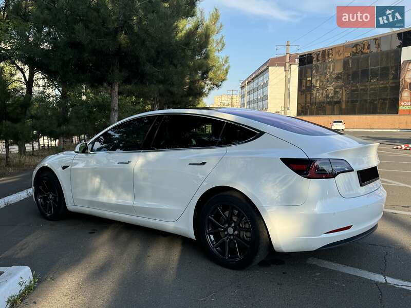 Седан Tesla Model 3 2018 в Одесі