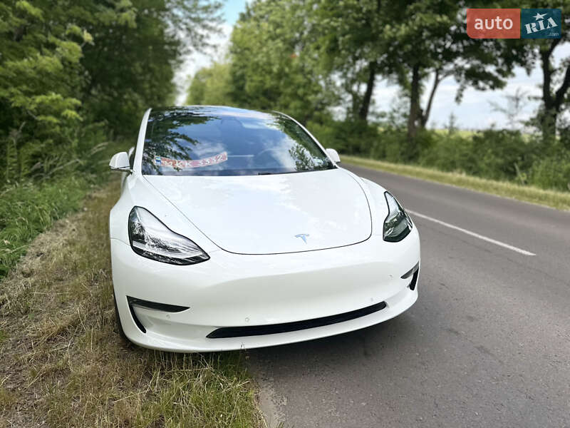 Седан Tesla Model 3 2020 в Львове