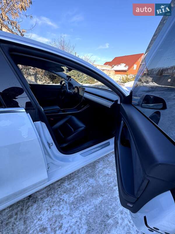 Седан Tesla Model 3 2019 в Луцке