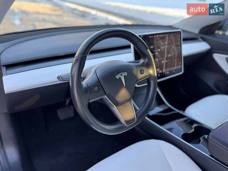 Седан Tesla Model 3 2019 в Киеве