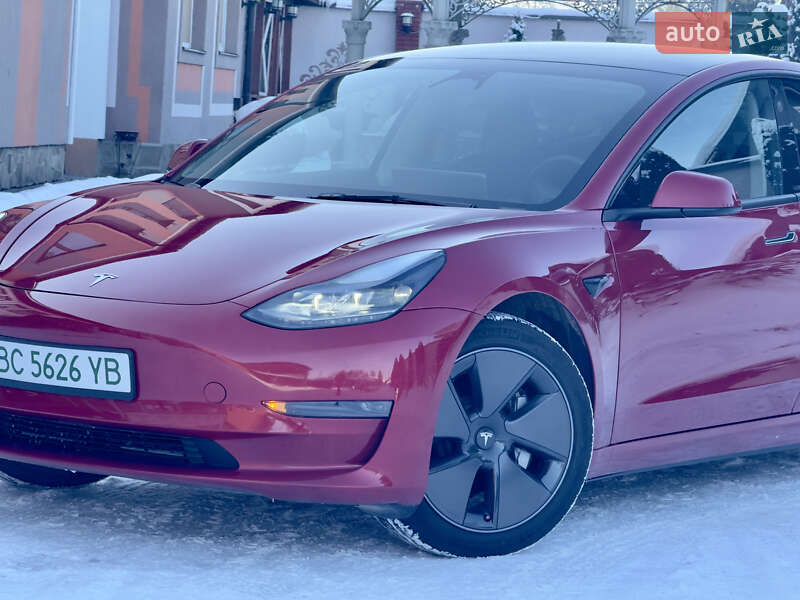 Седан Tesla Model 3 2023 в Стрию