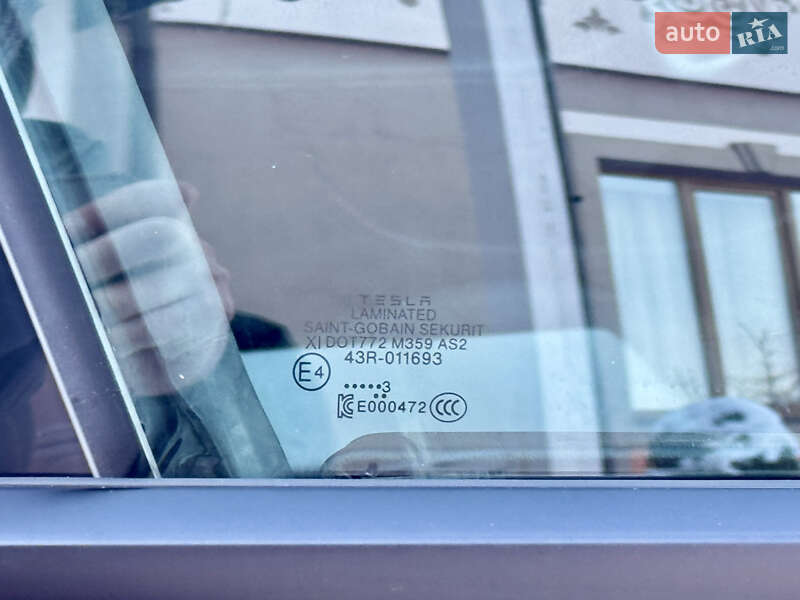 Седан Tesla Model 3 2023 в Стрию