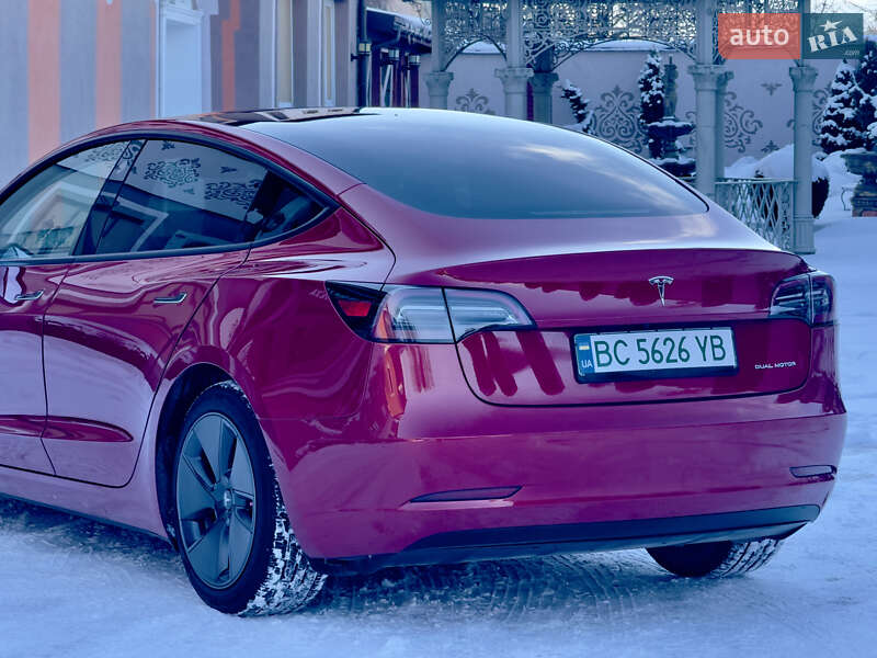 Седан Tesla Model 3 2023 в Стрию