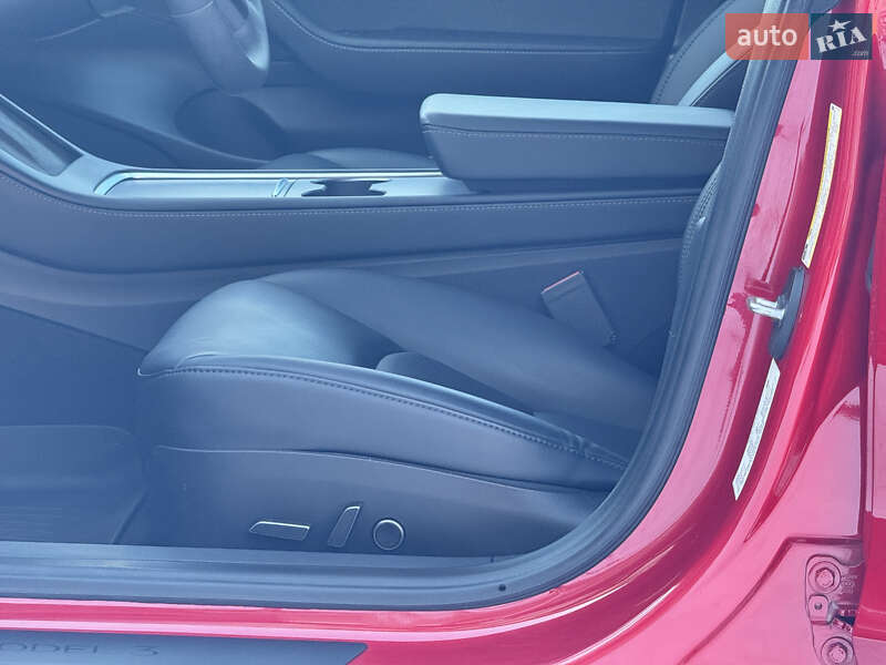 Седан Tesla Model 3 2023 в Стрию