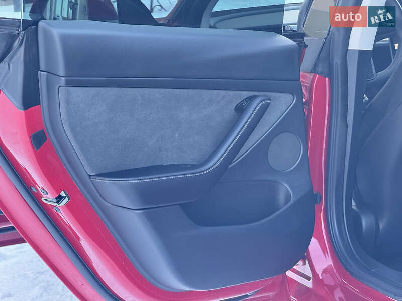 Седан Tesla Model 3 2023 в Стрию