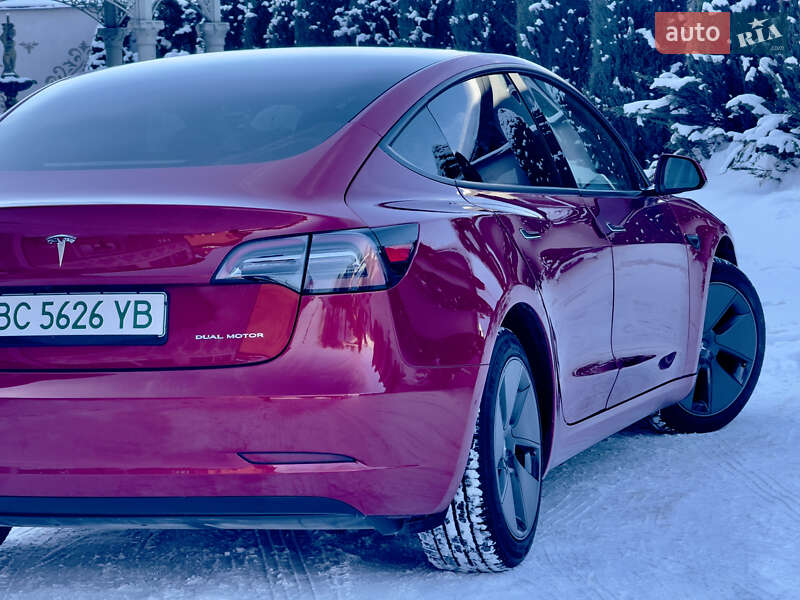 Седан Tesla Model 3 2023 в Стрию