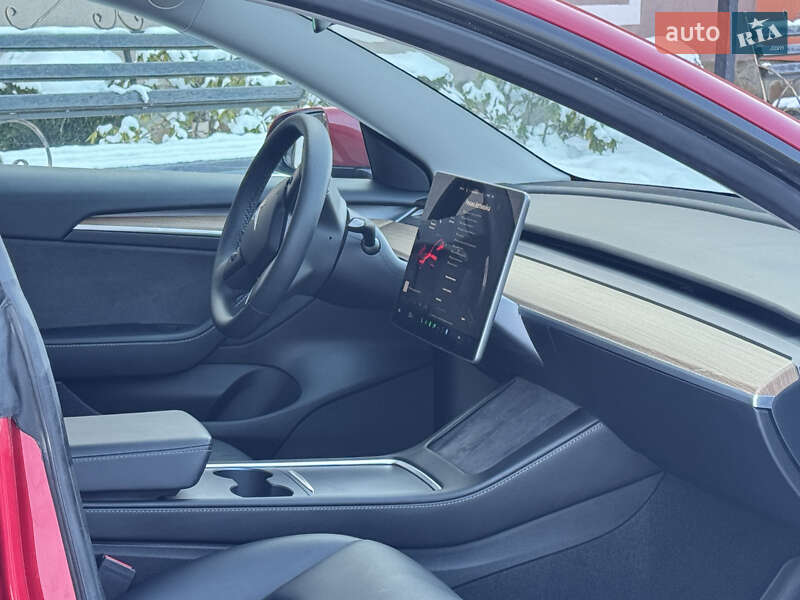 Седан Tesla Model 3 2023 в Стрию