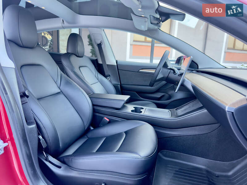 Седан Tesla Model 3 2023 в Стрию