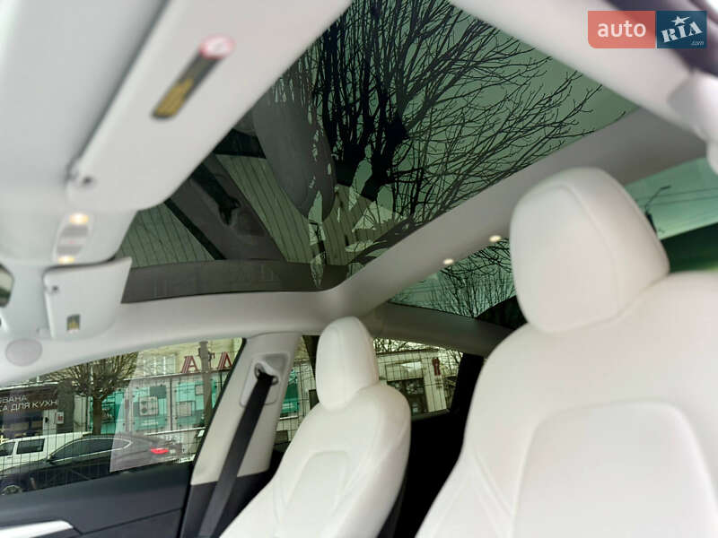 Седан Tesla Model 3 2022 в Чернівцях