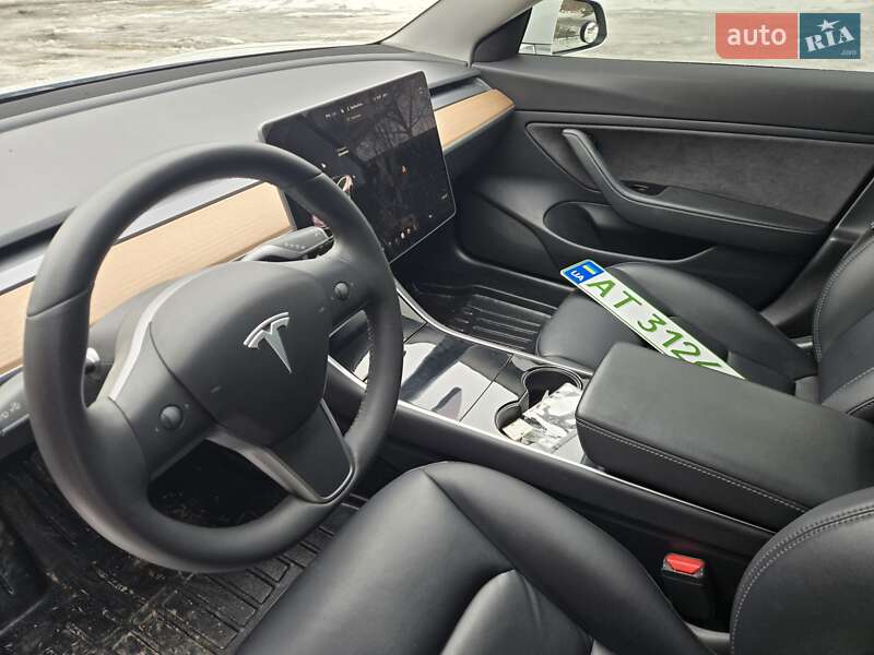 Седан Tesla Model 3 2019 в Снятині