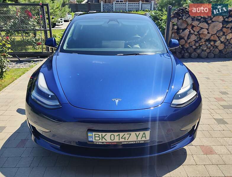 Седан Tesla Model 3 2022 в Ровно