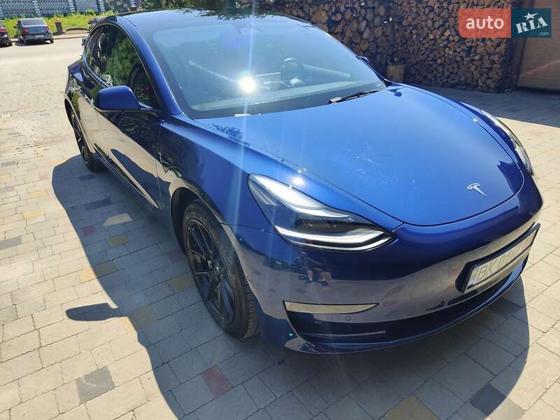 Седан Tesla Model 3 2022 в Ровно