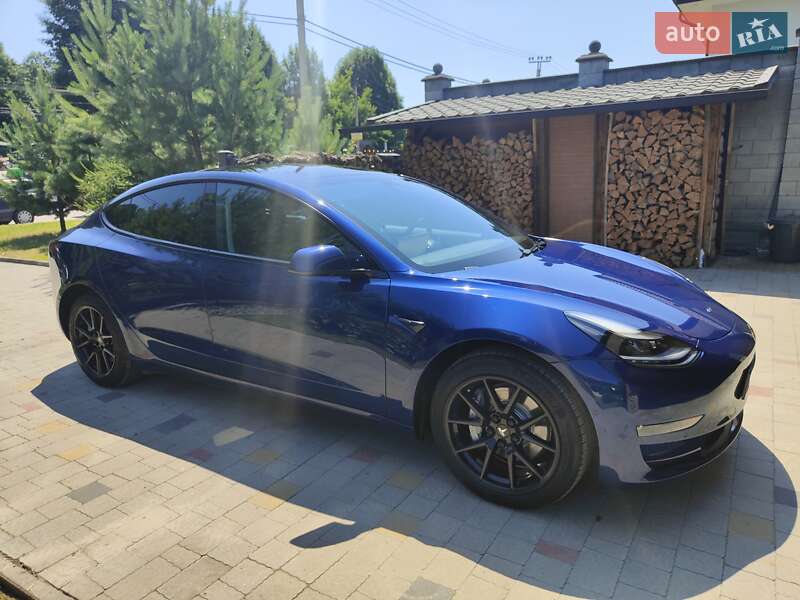 Седан Tesla Model 3 2022 в Ровно