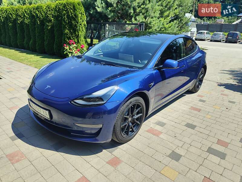 Седан Tesla Model 3 2022 в Ровно