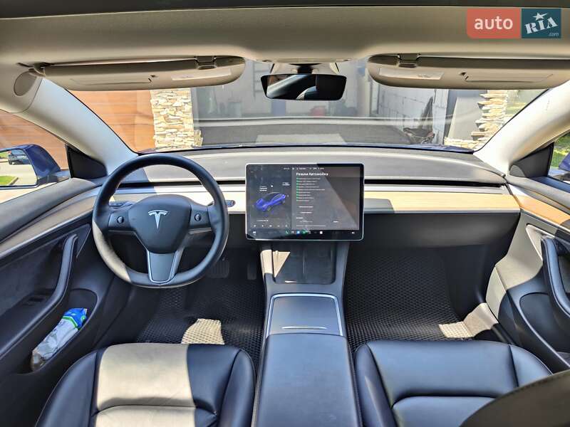 Седан Tesla Model 3 2022 в Ровно