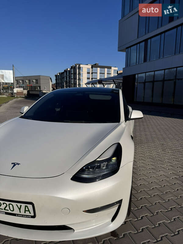 Седан Tesla Model 3 2022 в Ровно