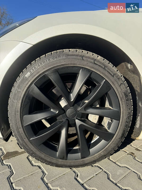 Седан Tesla Model 3 2022 в Ровно