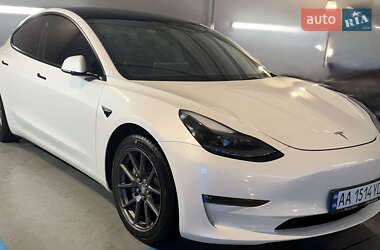 Седан Tesla Model 3 2021 в Бучі