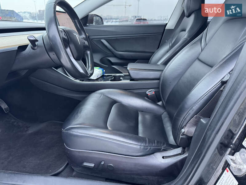 Седан Tesla Model 3 2018 в Львові