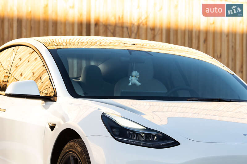 Седан Tesla Model 3 2022 в Львові