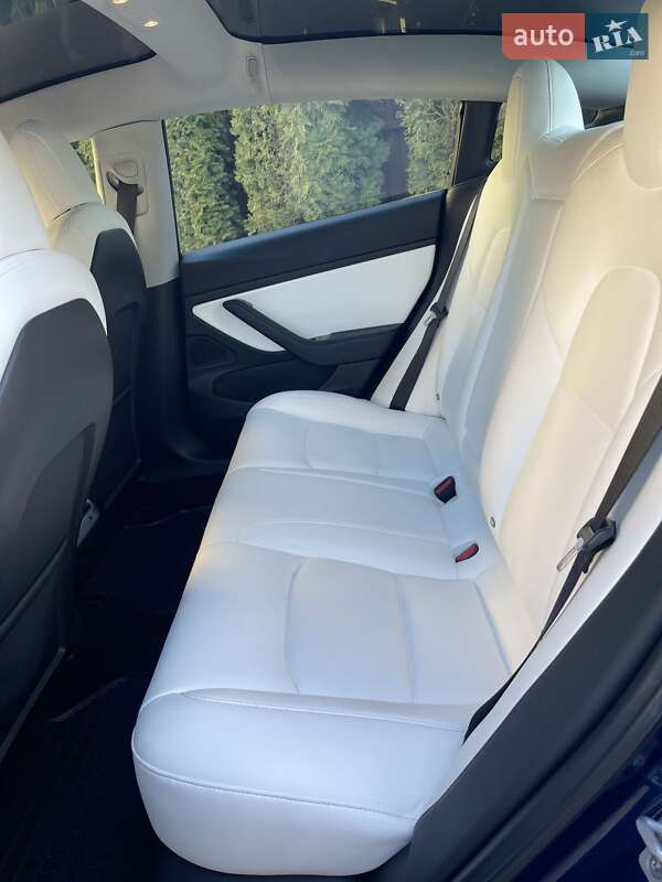 Седан Tesla Model 3 2018 в Львове